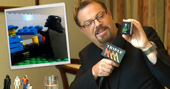Eddie Izzard interview by Paul Hogan from The Peanut Gallery and shows off his Youtube popular animated sketch